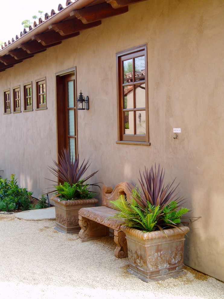 Immagine di un ampio patio o portico mediterraneo in cortile con fontane, pavimentazioni in pietra naturale e nessuna copertura