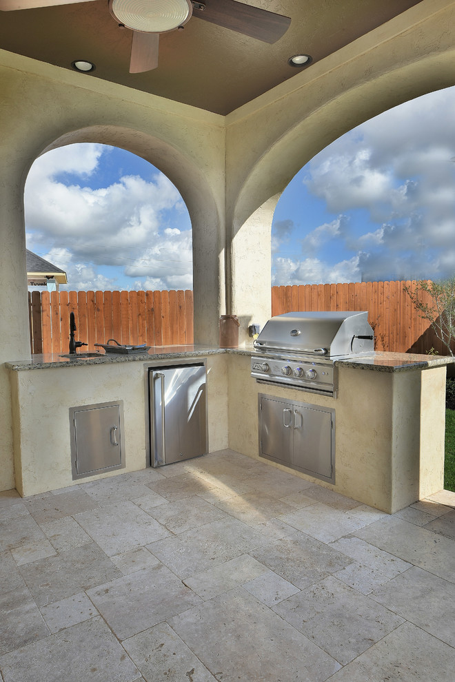 Idée de décoration pour une grande terrasse arrière méditerranéenne avec une cuisine d'été, du carrelage et une extension de toiture.