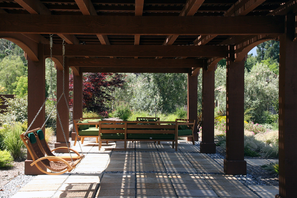 Ispirazione per un grande patio o portico mediterraneo nel cortile laterale con pavimentazioni in pietra naturale