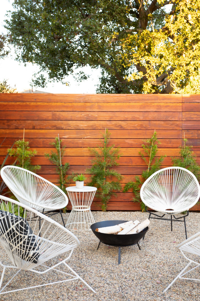 Стильный дизайн: двор в стиле ретро с покрытием из гравия без защиты от солнца - последний тренд