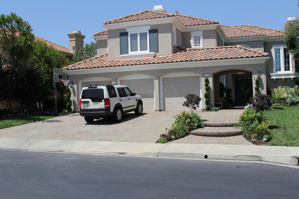 Immagine di un patio o portico classico di medie dimensioni e davanti casa con pavimentazioni in cemento