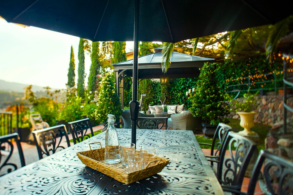 Свежая идея для дизайна: огромная беседка во дворе частного дома на заднем дворе в средиземноморском стиле с фонтаном и покрытием из плитки - отличное фото интерьера