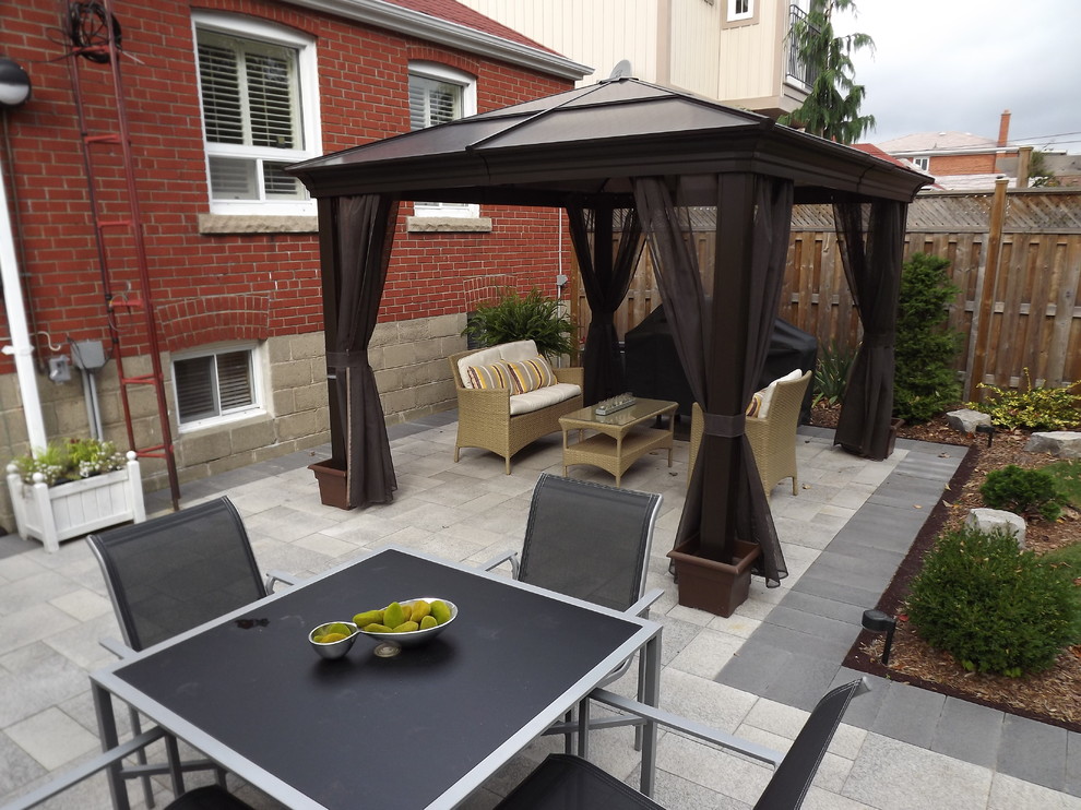 Umbrianno patio black and white Contemporary Patio Toronto by