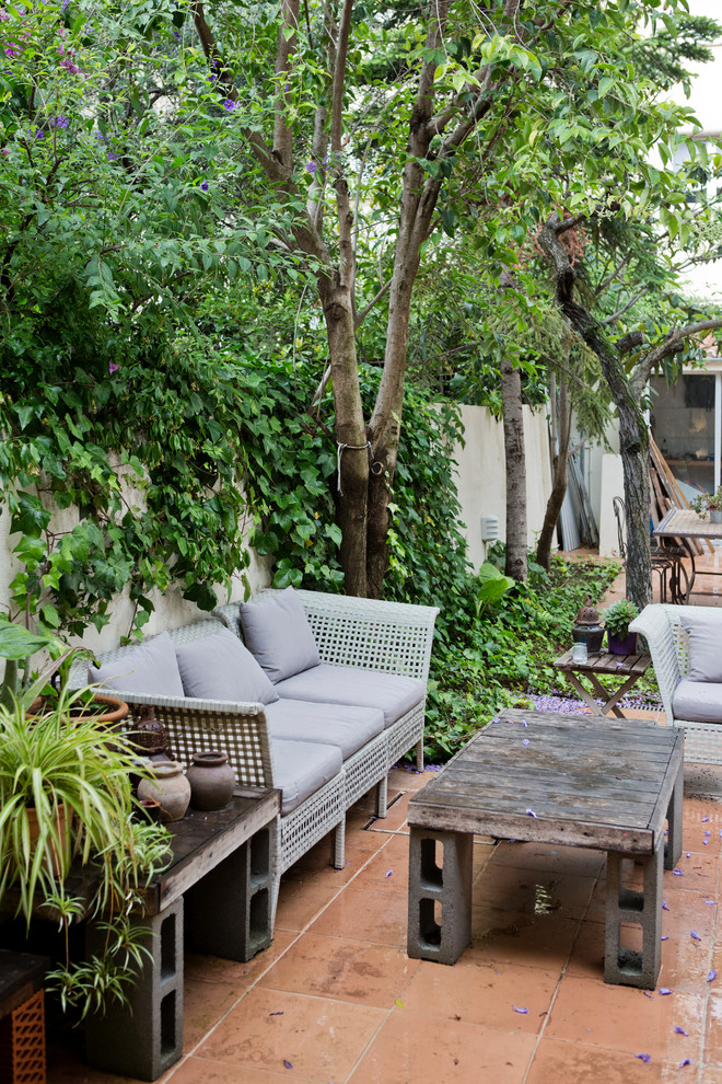 Esempio di un patio o portico contemporaneo in cortile con nessuna copertura e piastrelle