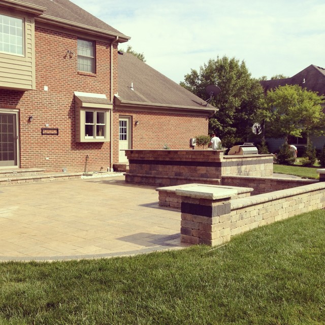 Unilock Beacon Hill Flagstone Patio in Maineville, Ohio Contemporain