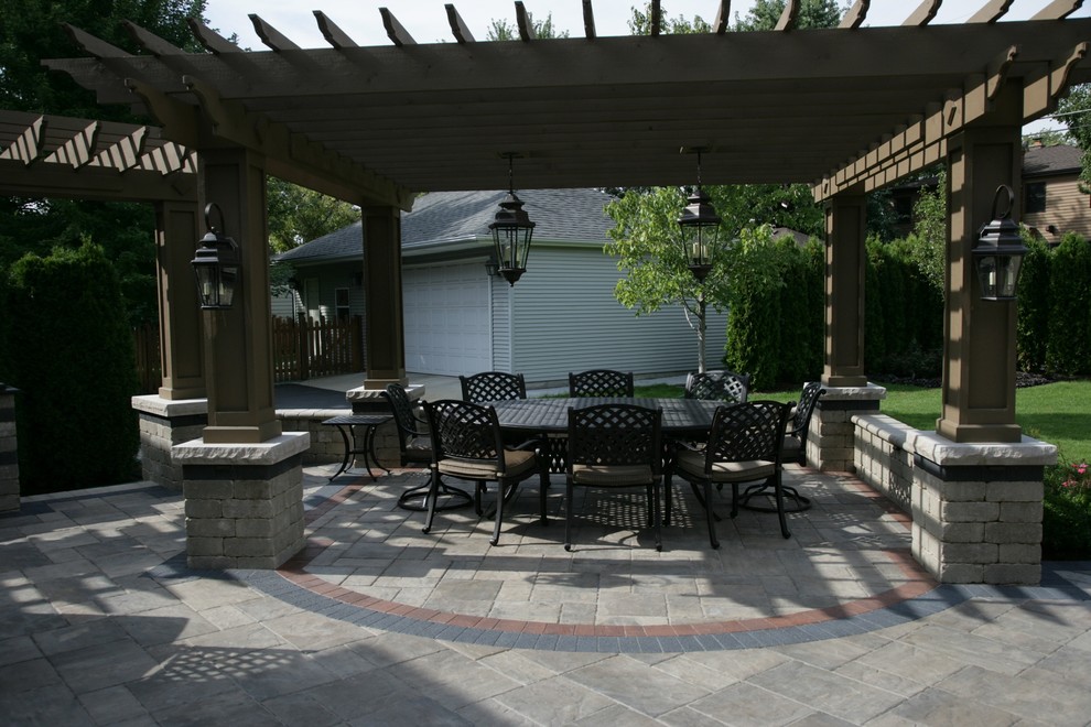 Diseño de patio clásico grande en patio trasero con cocina exterior, adoquines de ladrillo y pérgola
