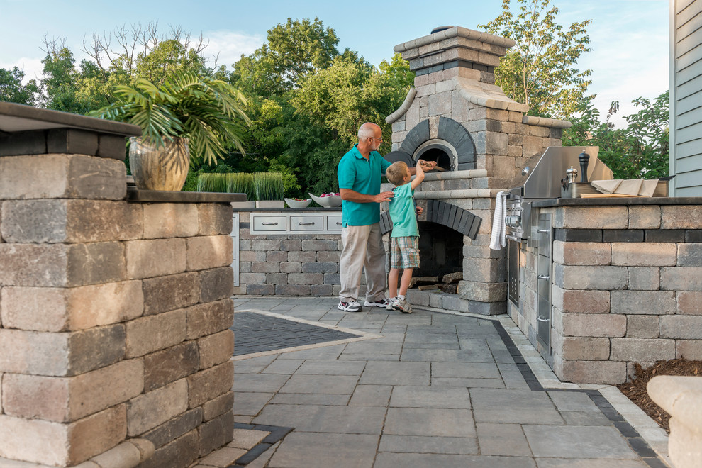 Moderner Patio hinter dem Haus mit Betonboden in Sonstige