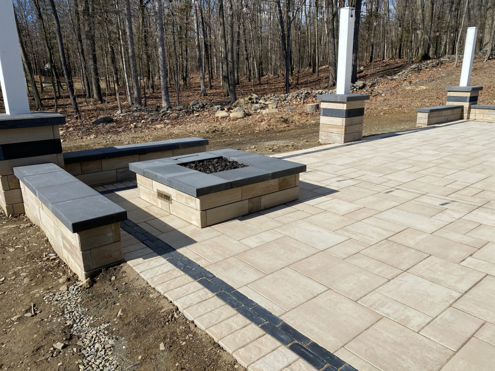 Unilock Ucara wall, beacon hill patio Modern Patio New York by