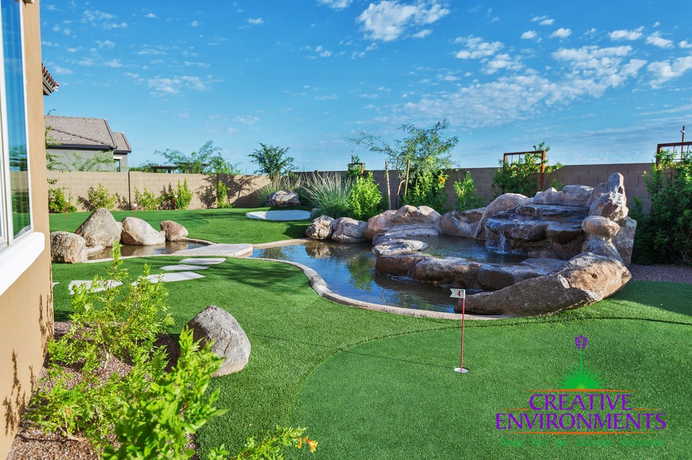 Mittelgroßer, Unbedeckter Mediterraner Patio mit Kies hinter dem Haus mit Wasserspiel in Phoenix