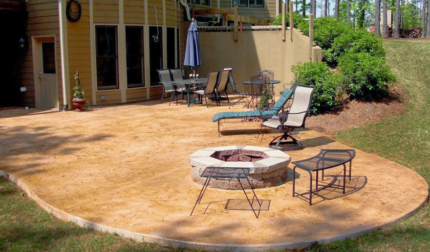 Immagine di un patio o portico stile americano dietro casa con pavimentazioni in cemento