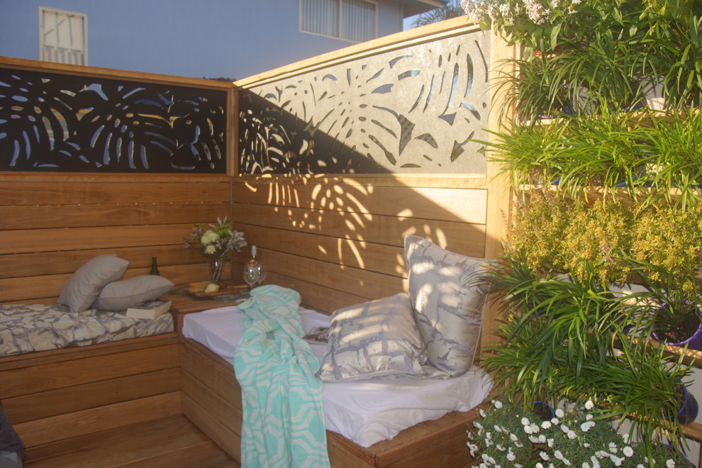 Idee per un grande patio o portico minimalista con pedane