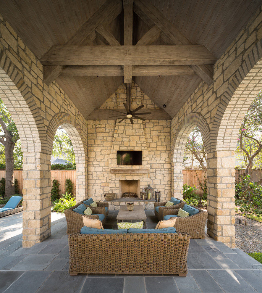 Foto de patio clásico con chimenea