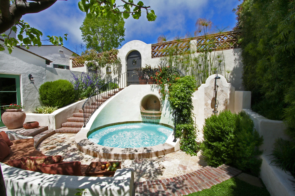 Unbedeckter Mediterraner Patio im Innenhof mit Wasserspiel und Pflastersteinen in San Diego