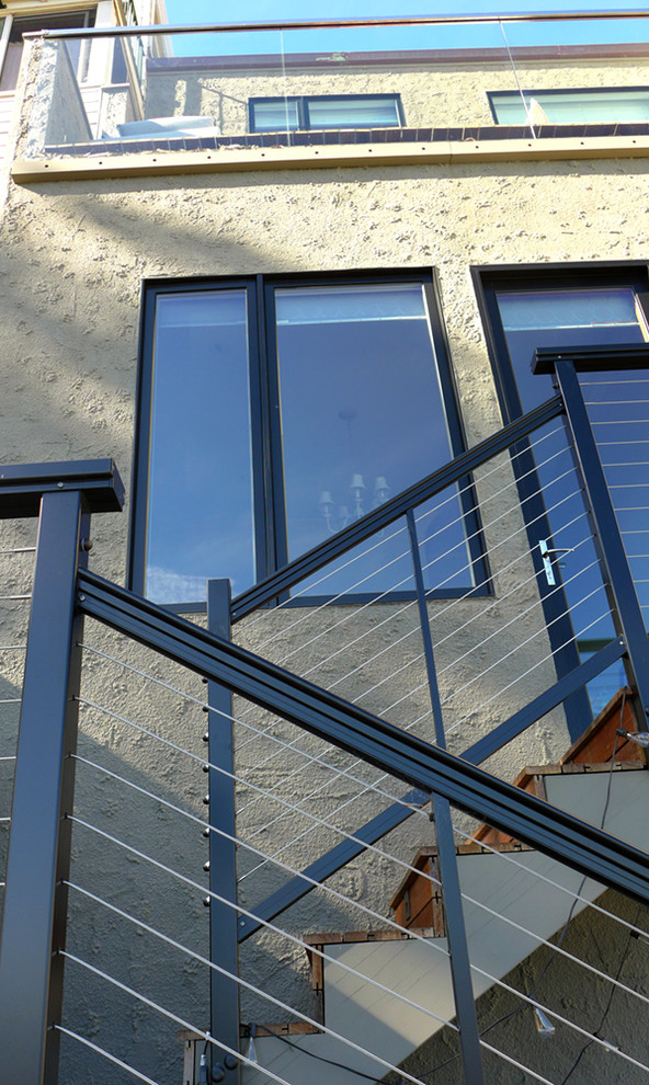 Идея дизайна: двор среднего размера на заднем дворе в современном стиле с настилом без защиты от солнца