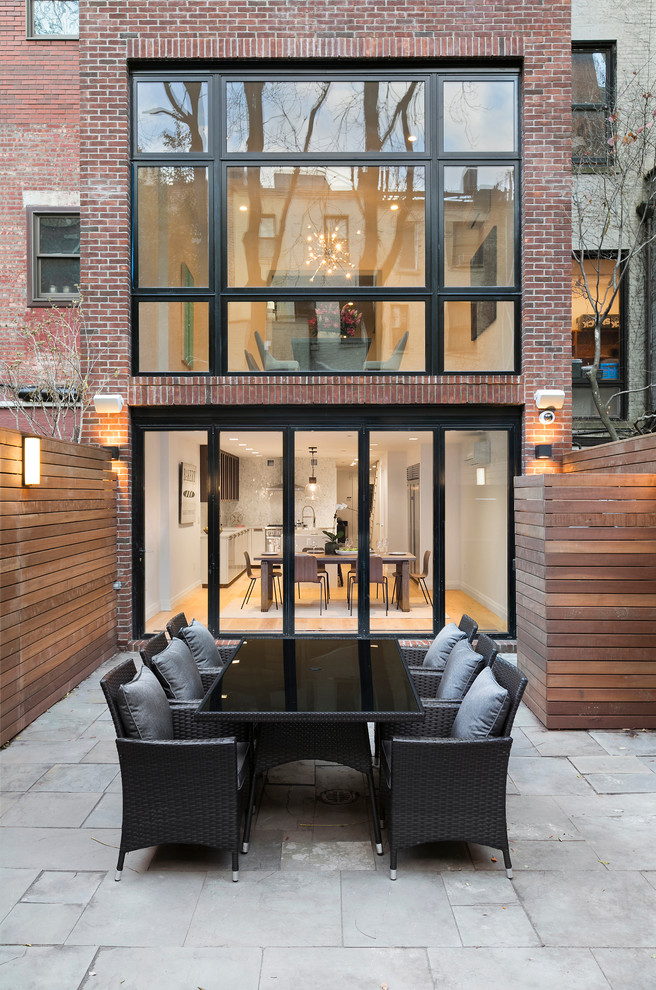 Mittelgroßer, Unbedeckter Moderner Patio hinter dem Haus mit Betonboden in New York
