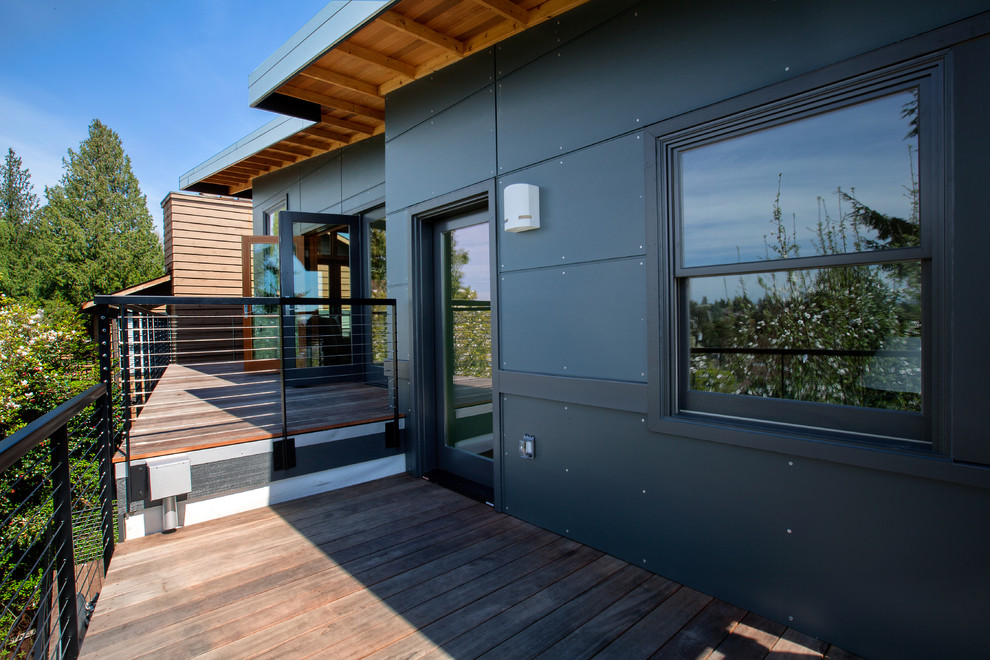 Idées déco pour une terrasse en bois arrière contemporaine de taille moyenne avec une extension de toiture.