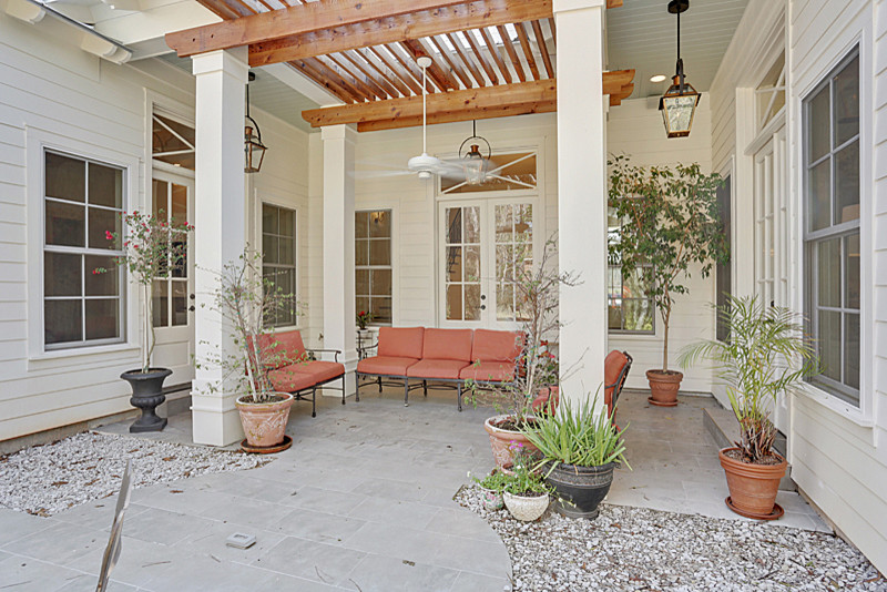 Photo of a traditional patio in New Orleans.