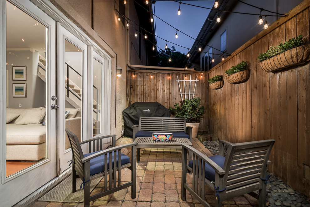 Свежая идея для дизайна: маленький двор на боковом дворе в современном стиле с мощением клинкерной брусчаткой для на участке и в саду - отличное фото интерьера