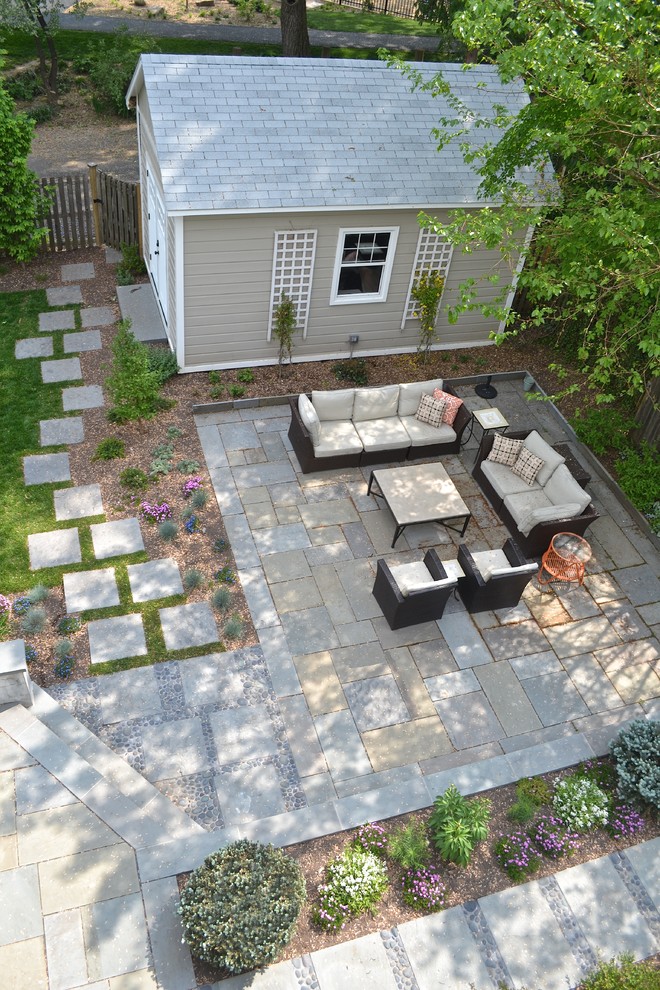Стильный дизайн: маленький двор в современном стиле с мощением тротуарной плиткой без защиты от солнца для на участке и в саду - последний тренд