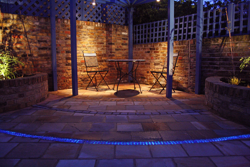 Foto de patio actual con adoquines de hormigón