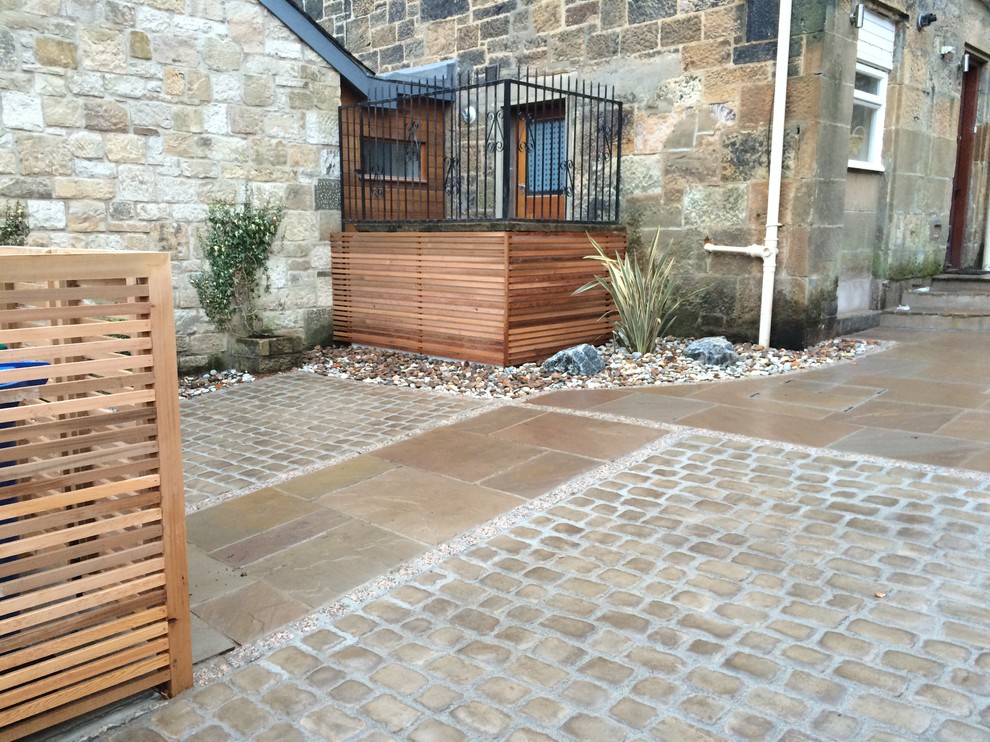 Inspiration for a timeless patio remodel in Glasgow