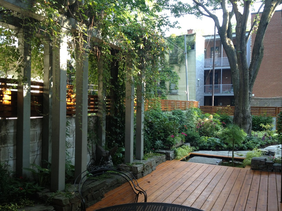 Example of a trendy patio design in Montreal
