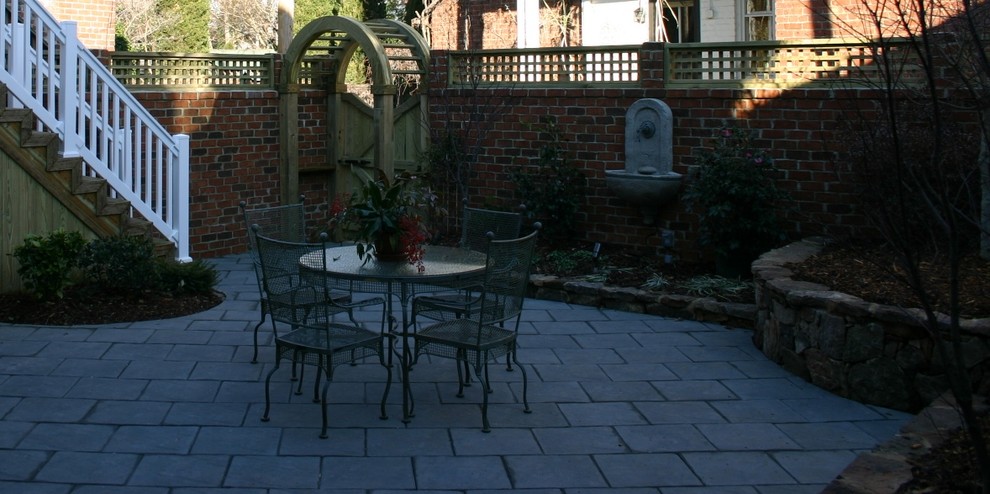 Aménagement d'une petite terrasse arrière éclectique avec des pavés en béton.