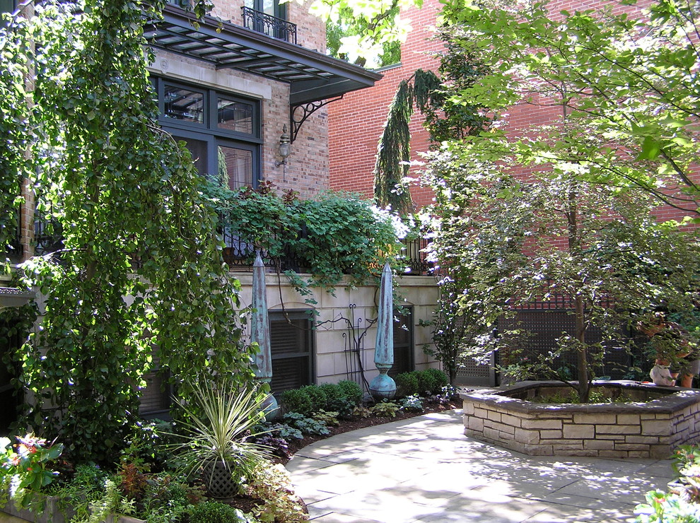 На фото: маленький двор на внутреннем дворе в классическом стиле с покрытием из каменной брусчатки без защиты от солнца для на участке и в саду