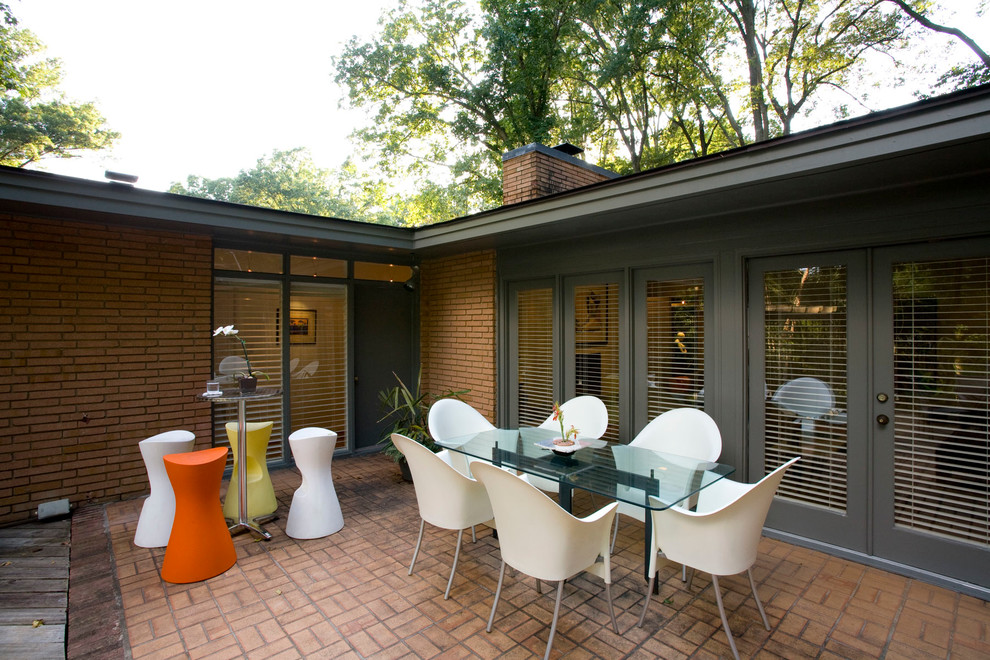 На фото: двор в современном стиле с мощением клинкерной брусчаткой без защиты от солнца с