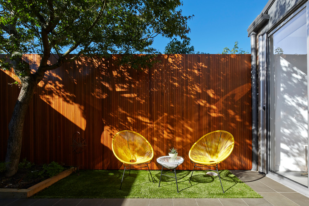 Стильный дизайн: маленький двор на заднем дворе в современном стиле без защиты от солнца для на участке и в саду - последний тренд