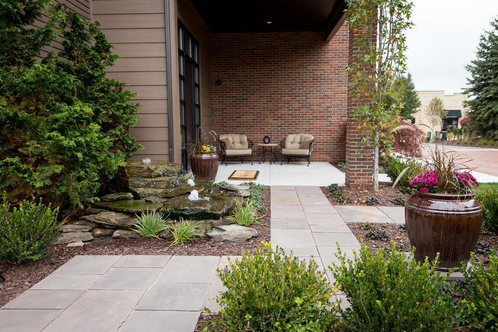 На фото: маленький двор на заднем дворе в современном стиле с фонтаном, мощением клинкерной брусчаткой и навесом для на участке и в саду