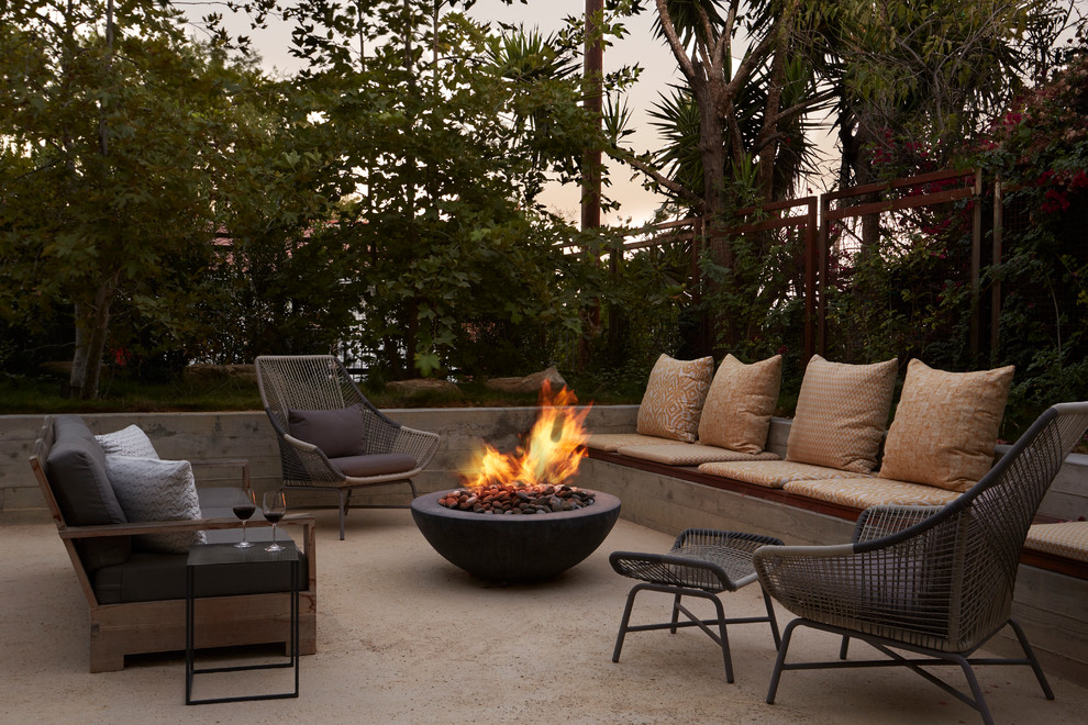Mittelgroßer, Unbedeckter Moderner Patio mit Kies hinter dem Haus mit Feuerstelle in Los Angeles