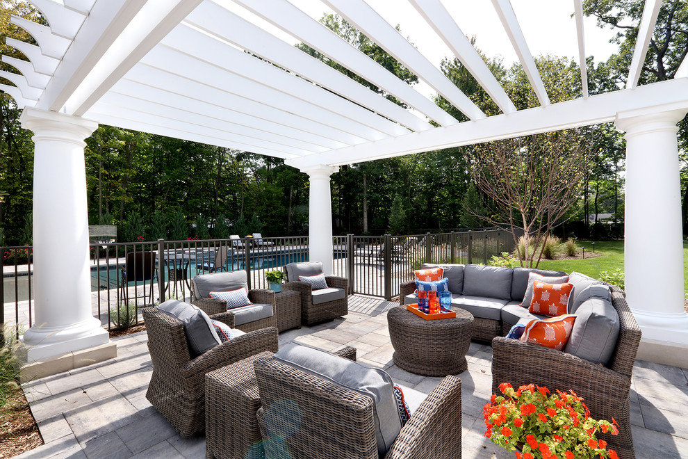 Immagine di un grande patio o portico chic dietro casa con pavimentazioni in pietra naturale e una pergola