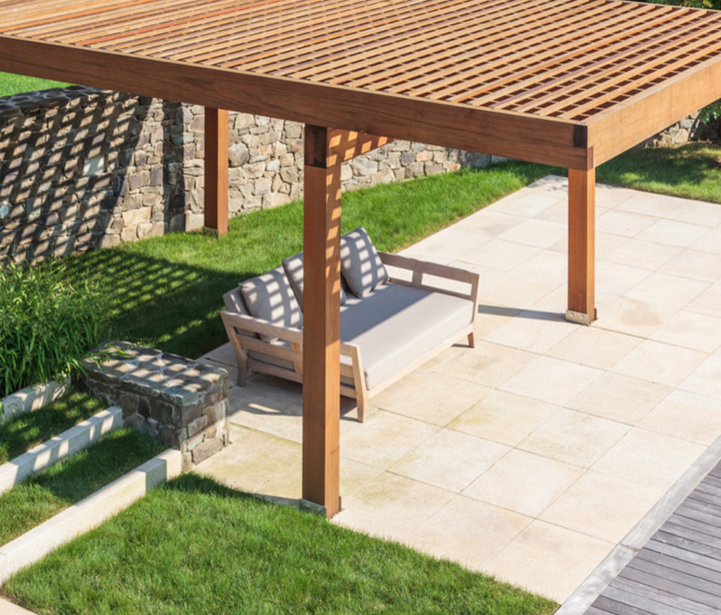 Exemple d'une terrasse arrière tendance de taille moyenne avec des pavés en béton et une pergola.