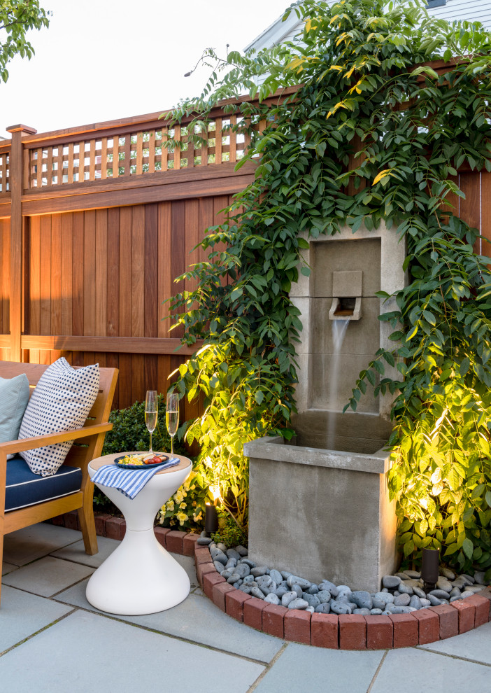 Modelo de patio clásico renovado de tamaño medio sin cubierta en patio lateral con adoquines de piedra natural y fuente