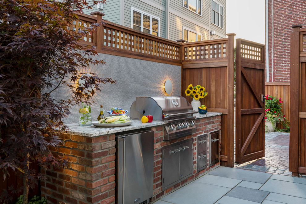 Modelo de patio clásico renovado de tamaño medio sin cubierta en patio lateral con adoquines de piedra natural y cocina exterior