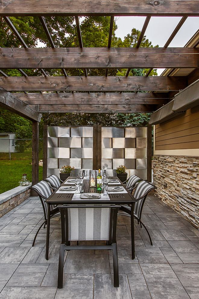 Réalisation d'une terrasse design avec une cuisine d'été et une pergola.