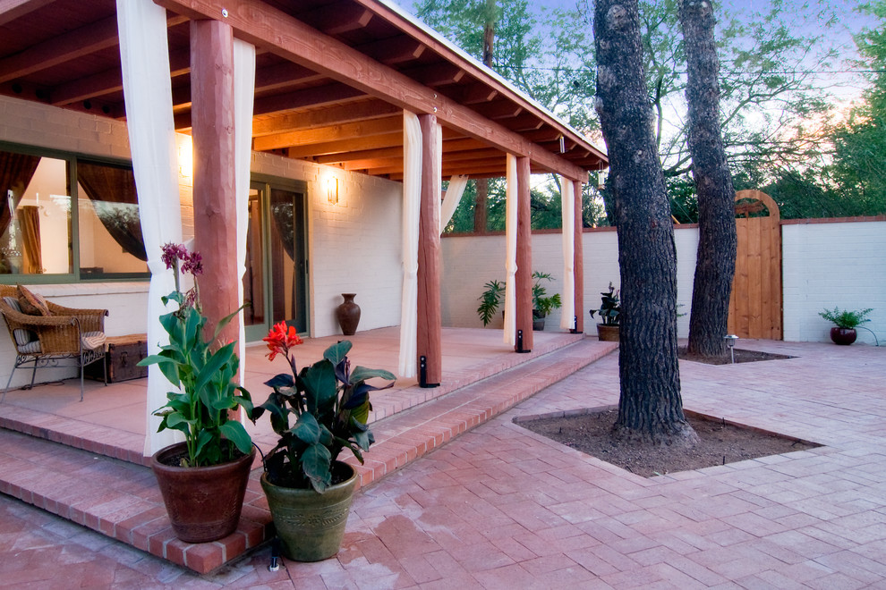 Идея дизайна: маленький двор на внутреннем дворе в стиле фьюжн с мощением клинкерной брусчаткой, навесом и растениями в контейнерах для на участке и в саду