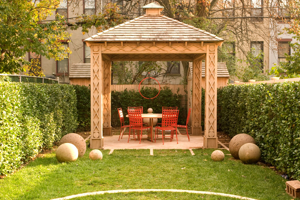 Immagine di un patio o portico design dietro casa