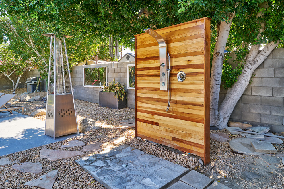 Идея дизайна: двор среднего размера на заднем дворе в современном стиле с летним душем и покрытием из гравия