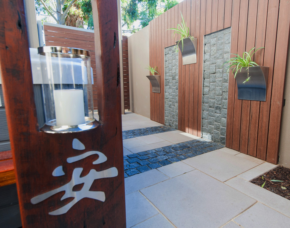 Идея дизайна: маленький двор на заднем дворе в восточном стиле с мощением тротуарной плиткой для на участке и в саду