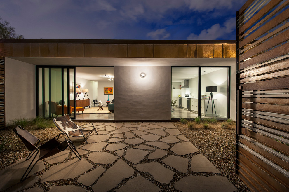 Diseño de patio moderno sin cubierta con adoquines de piedra natural