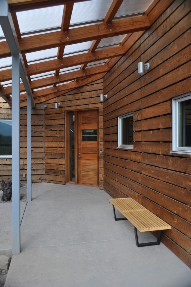 Источник вдохновения для домашнего уюта: двор среднего размера на боковом дворе в современном стиле с покрытием из бетонных плит и навесом