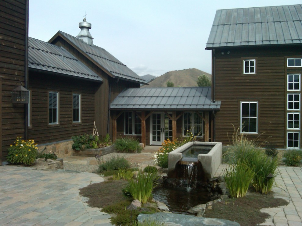 Modelo de patio de estilo de casa de campo extra grande en patio y anexo de casas con fuente y adoquines de piedra natural