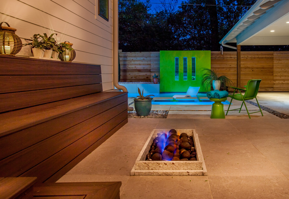 Modelo de patio actual pequeño sin cubierta en patio trasero con brasero y suelo de baldosas