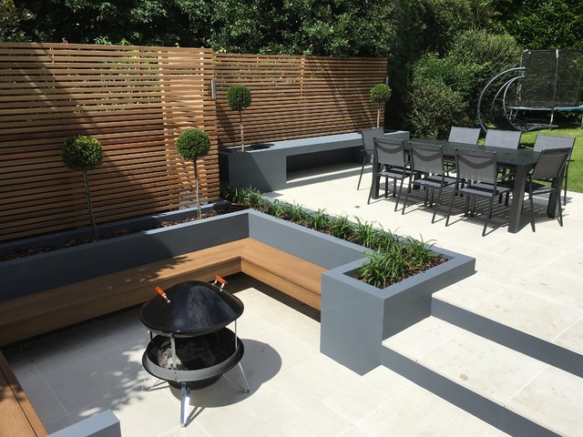 Valverdi Outdoor Porcelain Patio by Woods Landscaping - Contemporáneo