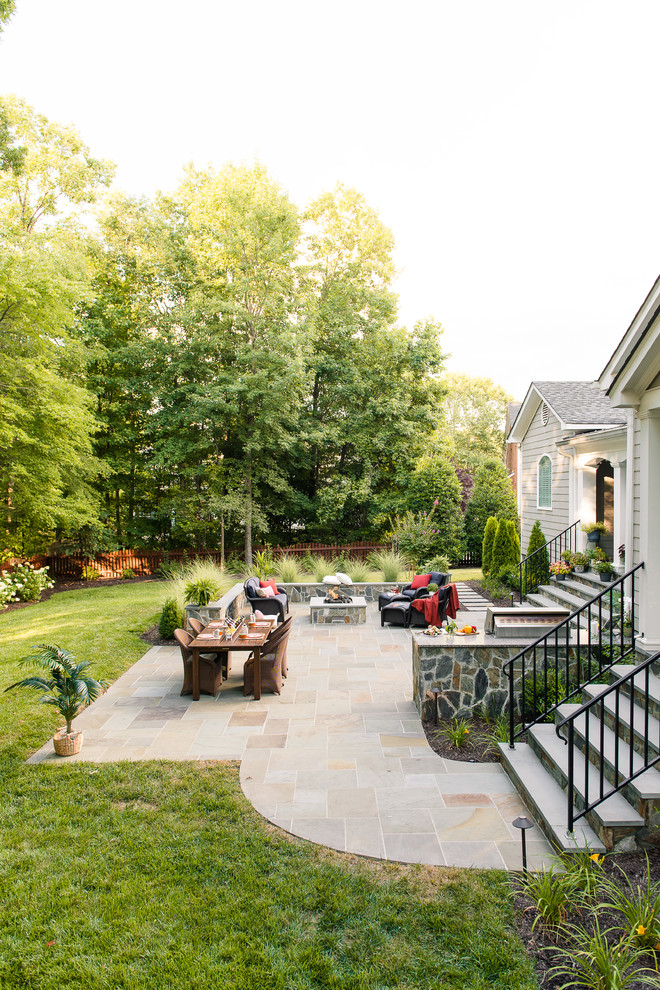 На фото: двор среднего размера на заднем дворе в классическом стиле с местом для костра и покрытием из каменной брусчатки без защиты от солнца