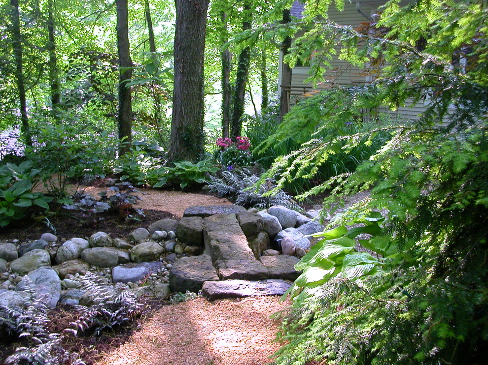 Esempio di un grande giardino rustico dietro casa con pavimentazioni in pietra naturale