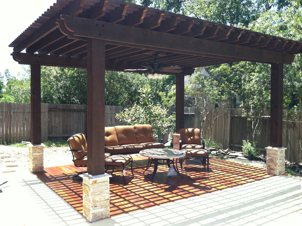 Imagen de patio clásico de tamaño medio en patio trasero con adoquines de ladrillo y pérgola