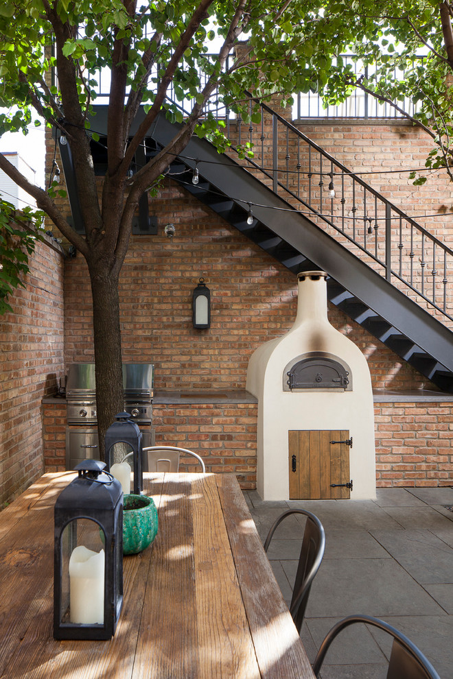 This is an example of a contemporary patio in Chicago.